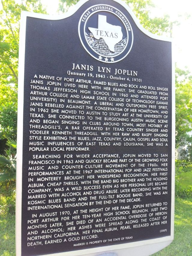 O placă memorială amintește de Janis Joplin în fața casei natale din Port Arthur, Texas
