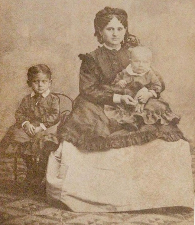 Veronica Micle cu Virginia, fiica cea mică în braţe şi Valeria stând alături